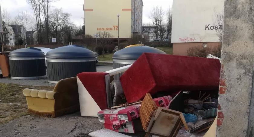 Podrzucają stare fotele i wersalki. Straż Miejska w Szczecinku interweniuje