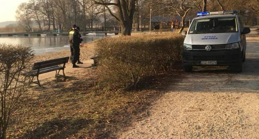 Mężczyzna obnażał się w parku miejskim