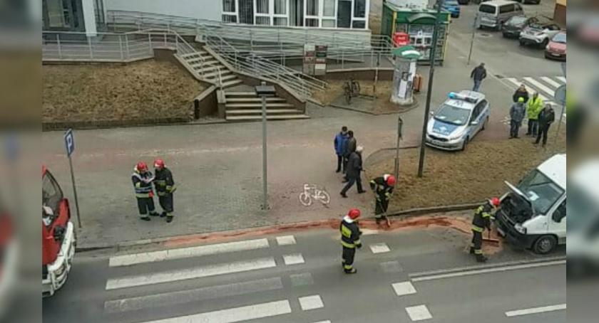 Kolizja busa i taksówki na Wyszyńskiego