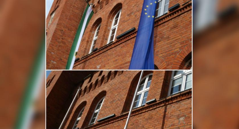 Flagi wiszą, bo... mogą. Przed ratuszem załopotały flagi Polski, Szczecinka i UE