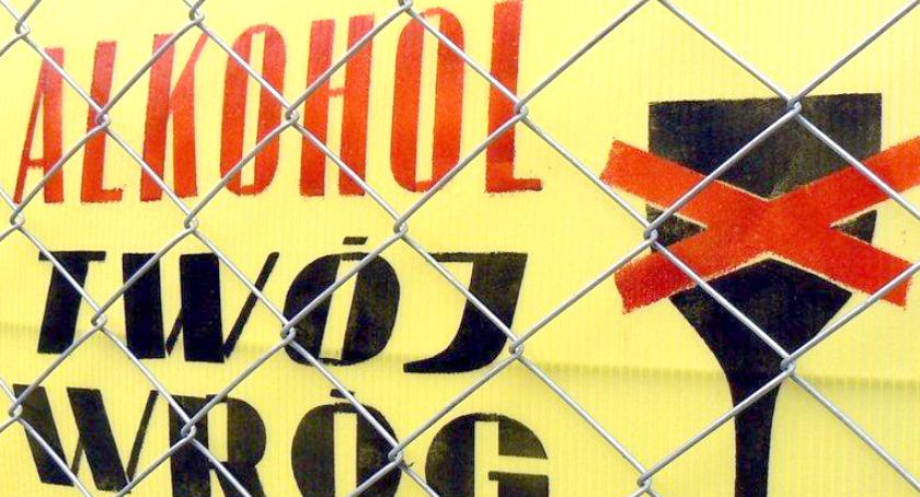 Były tak pijane, że nie mogły iść. Pomogli strażnicy miejscy