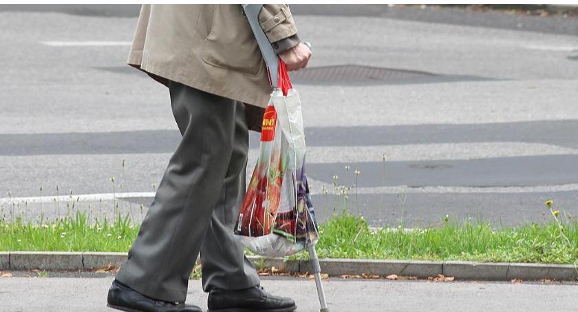 Miejska rehabilitacja seniorów. Ratusz nie przelał pieniędzy, przychodnia odwołuje zabiegi