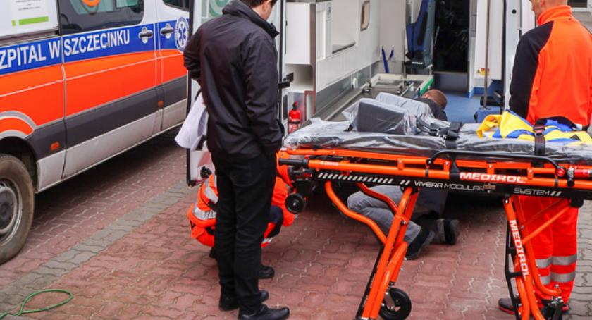 Z prawie odciętymi palcami na chirurgię do Szczecina jechał sam. Szpital wyjaśnia