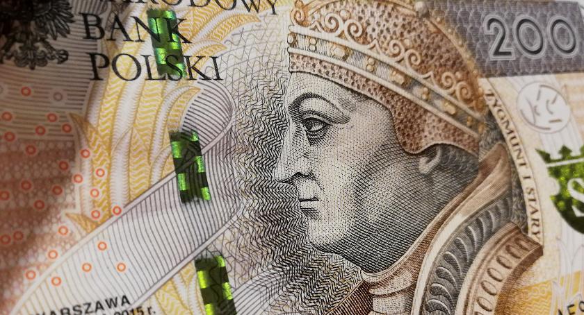 Czy nasi samorządowcy zarabiają za dużo? Bo będą mieli mniej