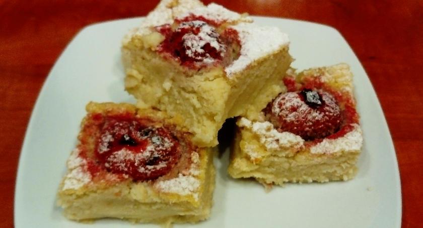 Elwira piecze kokosowe ciasto z truskawkami