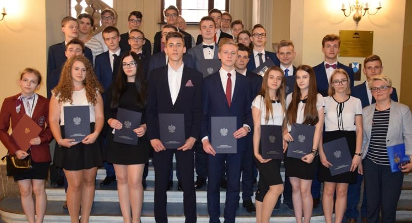 Nadanie aktów nominacji poselskich SDiM uczniom I LO