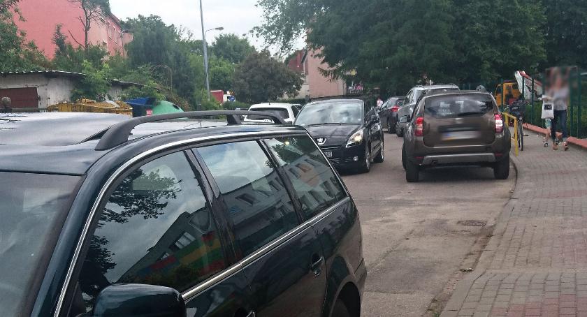 Parkujące auta blokują ulice. Straż pożarna zgłasza kłopot, wiceburmistrz go nie widzi