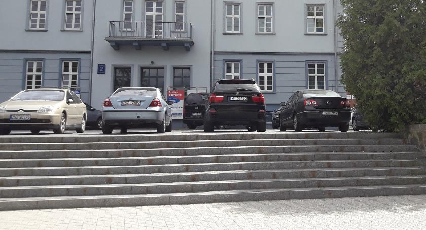 Teren przy zamku: Samochody zagradzają przejście