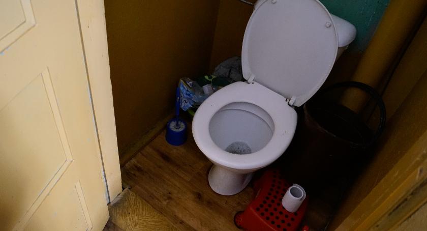 Kąpiel w misce i wspólne wc na korytarzu. Rzeczywistość w 250 szczecineckich mieszkaniach 