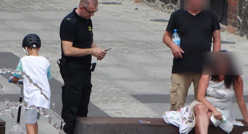 Iphone 8 i pieniądze pozostawione na ławce w centrum Szczecinka