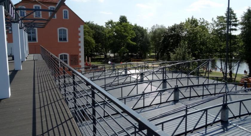 Więcej miejsc w bursie, mniej hotelowych