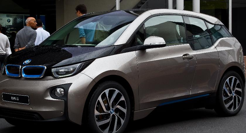 Leśnicy w Szczecinku z elektrycznym BMW