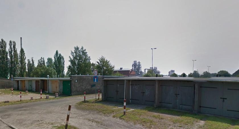 Wyrzucał śmieci koło garaży. Namierzył go czujny mieszkaniec