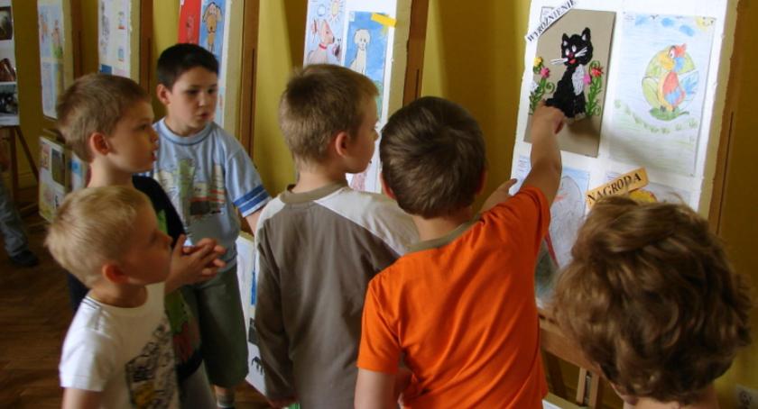 Dzieci do szkoły chodzą później, ale nie na dwie zmiany