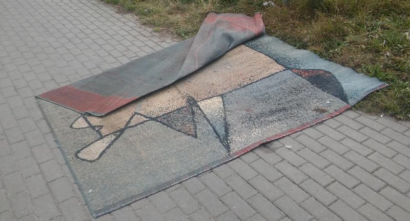 Historia porzuconego dywanu z ulicy Szkolnej. “Przemieszcza się” już kilka miesięcy