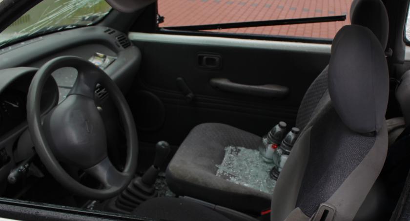 Opuszczony nissan ze zniczami w środku