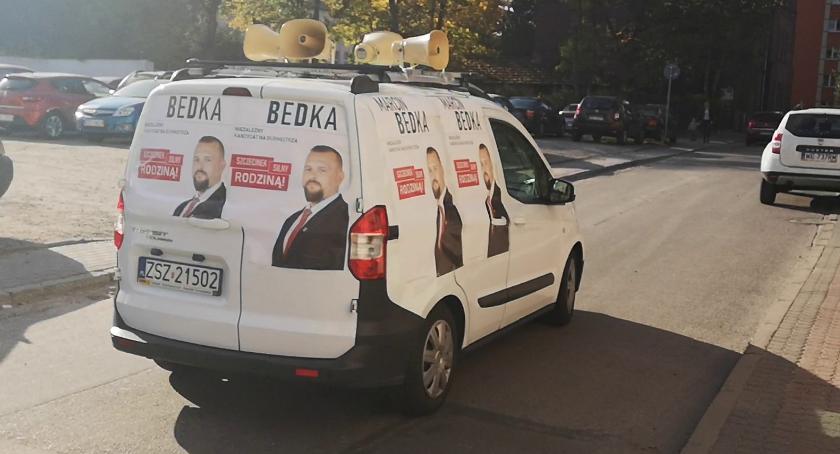 Straż miejska radnemu nie odpuszcza. Komendant: Widziałem go za kierownicą, kiedy wygłaszał komunikaty