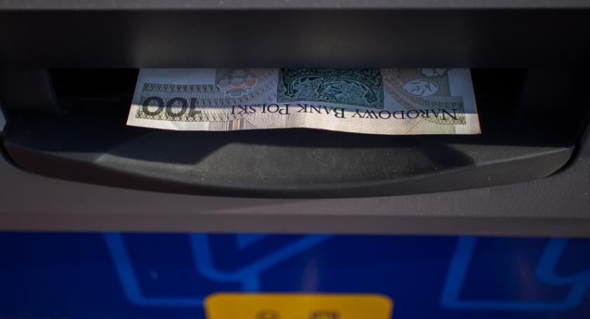 Kto drugi, ten kradnie. Zuchwała kradzież gotówki z bankomatu