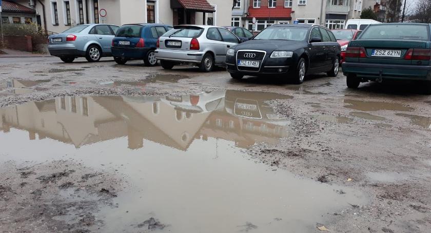 Parking w centrum Szczecinka z wiecznymi wyrwami. Kiedy poprawa?