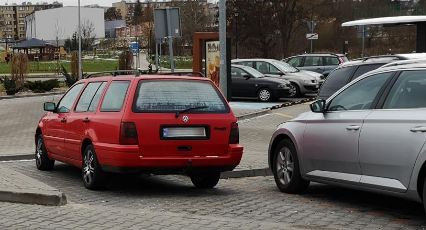 Bezdomna z wyboru zamieszkała w samochodzie. Kto jej pomoże?
