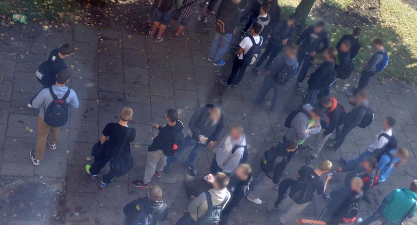 Uczniowie palą papierosy pod jednym z bloków, niedaleko szkoły w Szczecinku