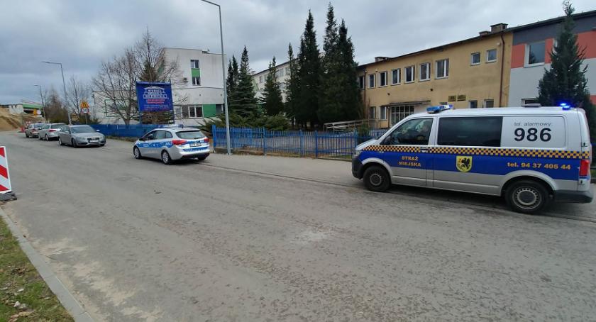 Radiowóz straży miejskiej zahaczył o samochód i odjechał?