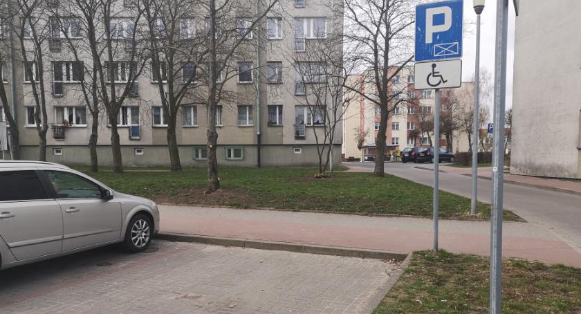 Wygląda jak miejsce dla inwalidy, ale nim nie jest. A mandat i tak może wynieść 500 zł