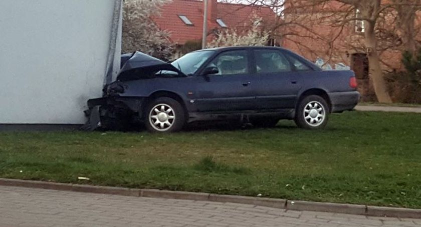 Audi zderzyło się z... trafostacją. Czytelnik: Obudził mnie potężny grzmot