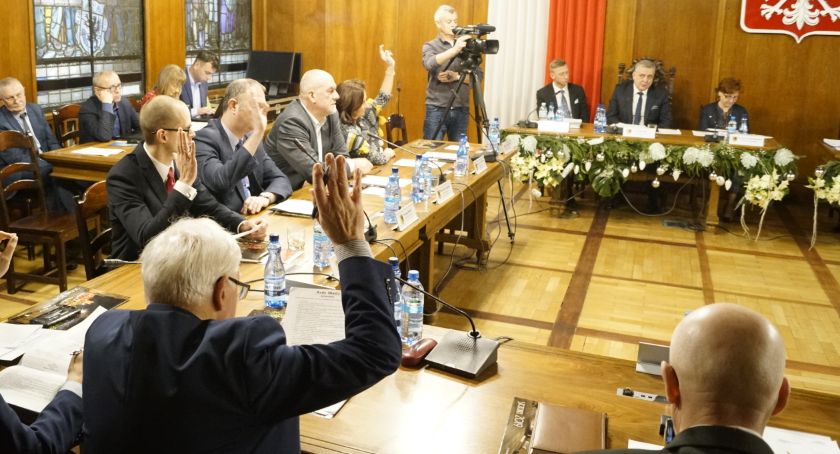 Wojewoda twierdzi, że radni w Szczecinku mają prawo pytać. Czy ktoś go posłucha?