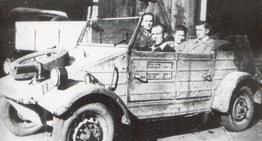 Funkcjonariusze PUBP w Szczecinku w „zdobycznej” terenówce Volkswagen.