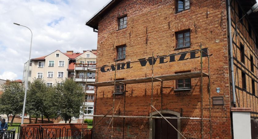 Niemiecki napis na spichlerzu wywołał lawinę. Czy zgadzamy się z naszą historią?