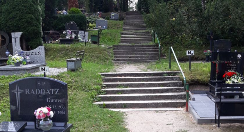 Półnagi rzucał zniczami, napił się i położył spać... na grób