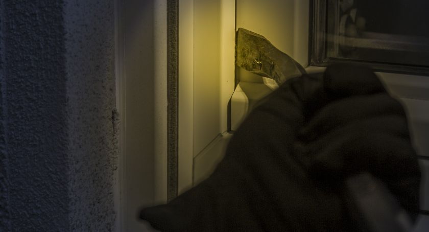 W trzech włamali się po 100 zł i zakupy