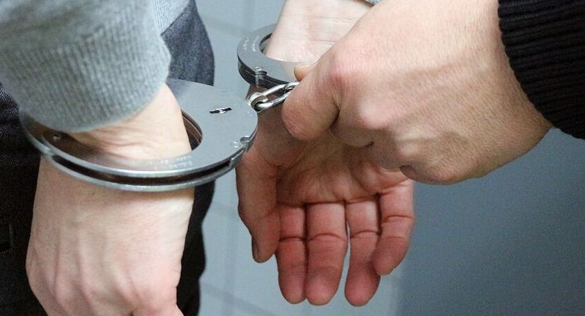 Na klatce schodowej pobił i zabrał 1800 zł