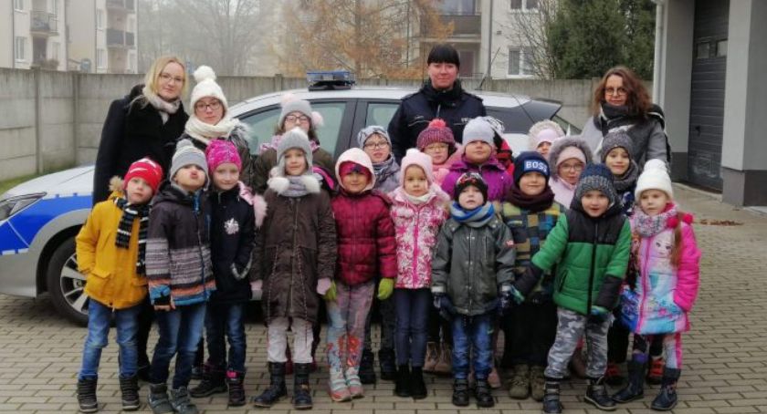 Dzieci były ciekawe, jak pracują policjanci i przyglądały się ich pracy