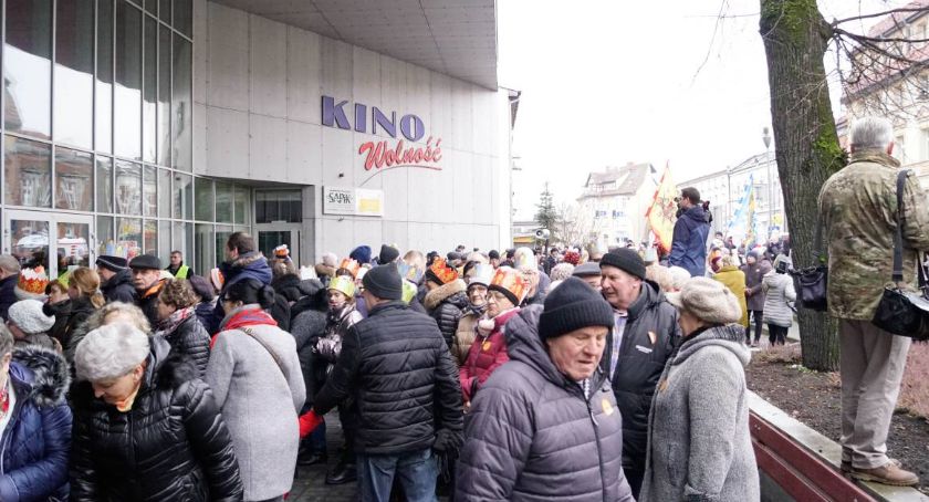 Dlaczego Orszak Trzech Króli musiał marznąć przed kinem?