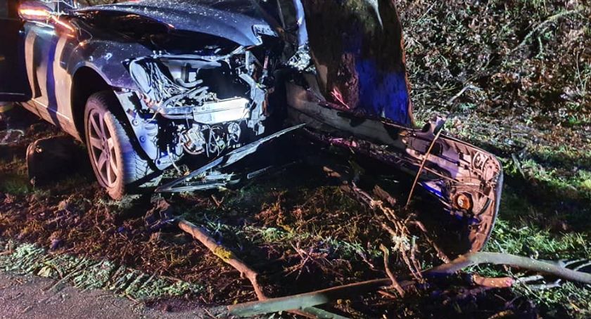 Czołówka BMW i Skody oraz zderzenie z drzewem. Niebezpiecznie na drogach powiatu szczecineckiego