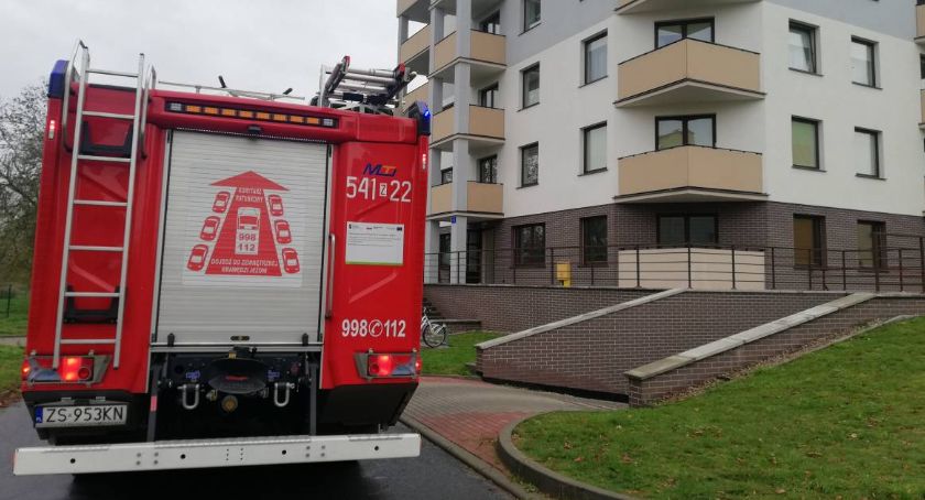 W apartamentowcu w Szczecinku znowu zepsuła się winda. Interweniowali strażacy