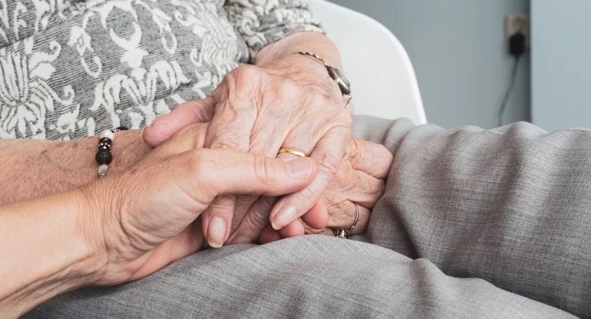 Pomoc dla seniorów w Szczecinku. Zrobią zakupy, pójdą do apteki