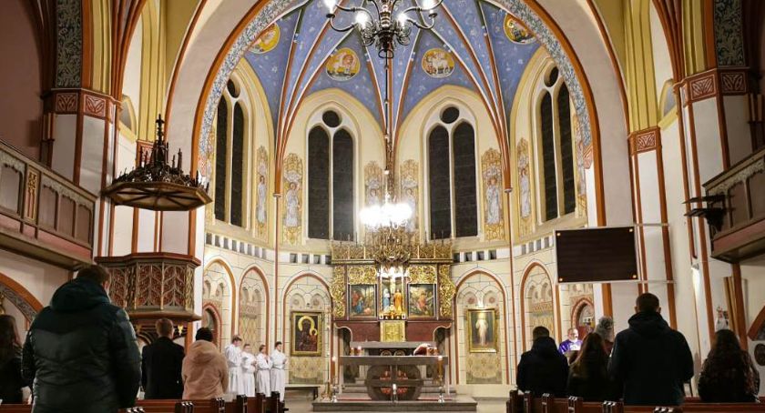 Dyspensa i do 50 osób w kościele. Niedzielne Msze św. w Szczecinku