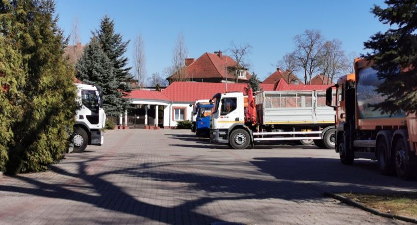 W Szczecinku śmieciarki „nocują” na stadionie