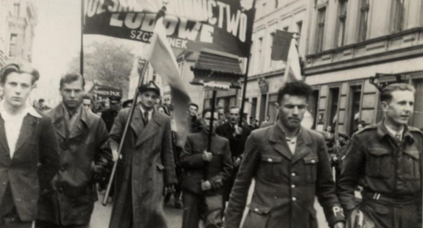 3 Maja 1946 w Szczecinku. Manifestacja mieszkańców przeciw dławieniu swobód obywatelskich / fot: archiwum Muzeum Regionalnego