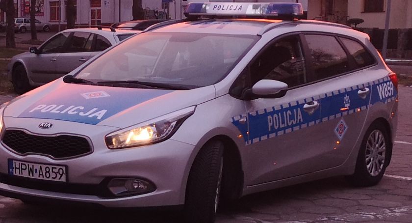 Wpadli przez brak maseczek. Auto bez badań, kierowca bez uprawnień, w bagażniku kradzione rzeczy