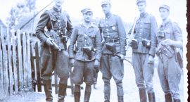 W środku mjr Zygmunt Szendzielarz ps. „Łupaszka” po lewej zastępca oddziału Lech Beynar...