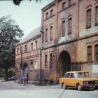Ulica Sadowa dzisiaj (2019 r.) i w 1979 roku. Na pierszym planie  dwa opuszczone...