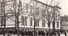 Zdjęcie pochodzi z 1970 roku. W tym budynku mieścił się po wojnie Dom Kolejarza....