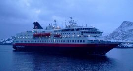 Prom cumujący przy jednej z wysp archipelagu Lofot