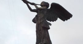 Jeden z wielu aniołów, jakie można spotkać w Wilnie; na rolkach, uśmiechnięte, smutne -...