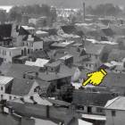 Zdjęcie z lat 20 ubiegłego wieku przedstawia widok na miasto z wieży wodociągowej. Na...