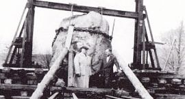 Przy głazie stoją Tadeusz Otto i Władysław Słomian.
